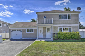 Glen Cove Home Walk to Boardwalk and Dining!